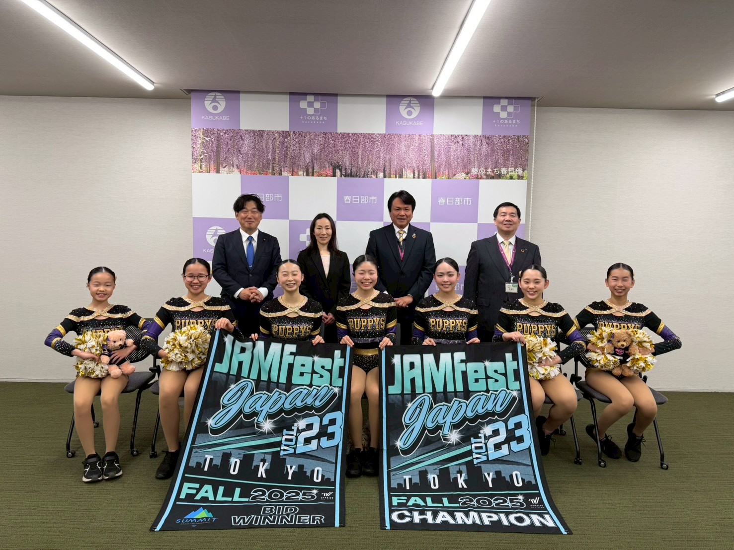 岩谷一弘春日部市長とPOM PUPPYS brightメンバーの集合写真