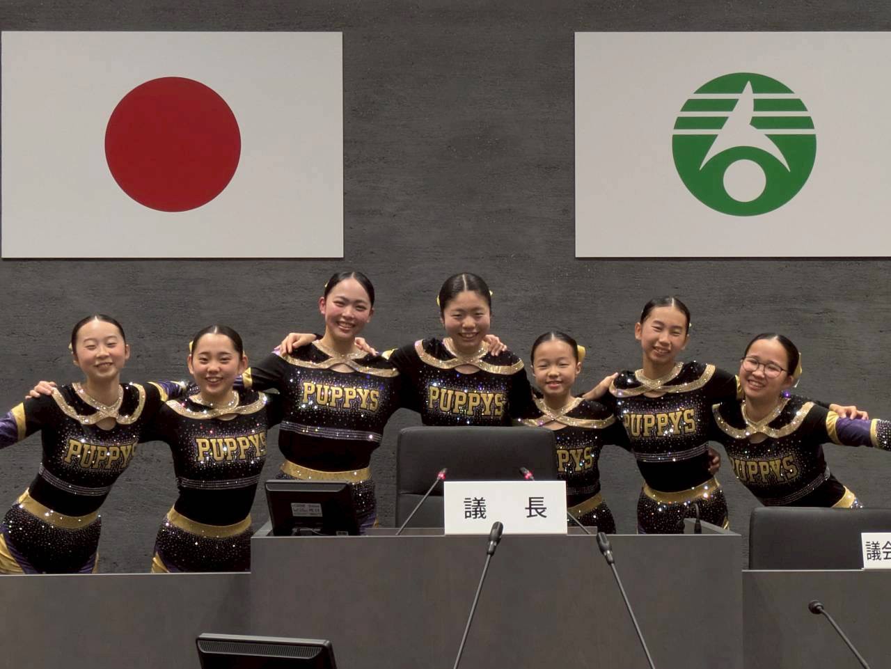 春日部市議会議場でのPOM PUPPYS brightメンバー